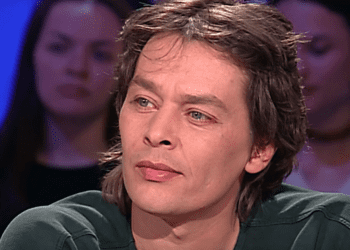 “Ma conviction est que…” : le biographe d’Alain Delon assume sa vérité sur Ari Boulogne