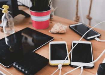 Voici combien vous coûtent vos chargeurs laissés branchés en continu sur l’année 1 Voici combien vous coûtent vos chargeurs laissés branchés en continu sur l’année Voici combien vous coûtent vos chargeurs laissés branchés en continu sur l’année