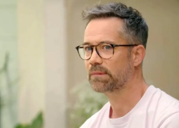 Emmanuel Moire ému aux larmes, il se confie sur l’accident de voiture qui a coûté la vie à son frère jumeau