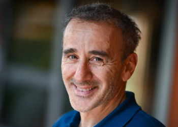 Élie Semoun s’attire les foudres des internautes après une blague malheureuse sur Mathilde Panot