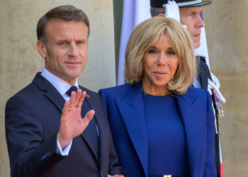 Brigitte Macron aurait lancé à Arielle Dombasle que les Français "ne méritent pas" son mari 3 Brigitte Macron aurait lancé à Arielle Dombasle que les Français "ne méritent pas" son mari Brigitte Macron aurait lancé à Arielle Dombasle que les Français « ne méritent pas » son mari