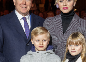 La carte de voeux de Charlene et Albert de Monaco est arrivée : Gabriella et sa mère suivent la même tendance ! 10 La carte de voeux de Charlene et Albert de Monaco est arrivée : Gabriella et sa mère suivent la même tendance ! La carte de voeux de Charlene et Albert de Monaco est arrivée : Gabriella et sa mère suivent la même tendance !