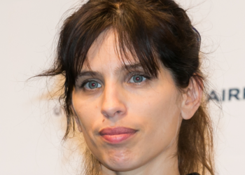 Maïwenn : ce symptôme méconnu du cancer de son mari qui lui aurait mis la puce à l’oreille si elle avait été mieux informée