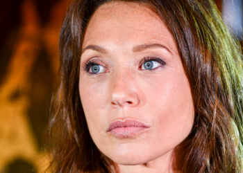 “Amoureuse de mon père”, “un peu peur…” : Laura Smet se livre comme jamais sur Johnny, sept ans après sa mort