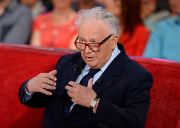 “Ce qui me reste de voix” : quasiment aveugle et sourd, Philippe Bouvard (95 ans) a fait ses adieux sur les ondes
