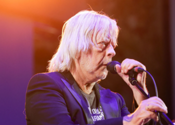Renaud “pathétique” : le chanteur très diminué en concert, ça fait halluciner ce producteur star