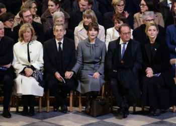 Carla Bruni : pour la réouverture de Notre-Dame, elle ressort l’une de ses tenues emblématiques