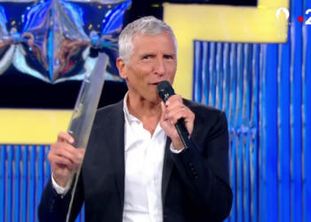 "Pas du tout…" : une candidate de N'oubliez pas les paroles recadre Nagui après une erreur de sa part 12 "Pas du tout…" : une candidate de N'oubliez pas les paroles recadre Nagui après une erreur de sa part « Pas du tout… » : une candidate de N’oubliez pas les paroles recadre Nagui après une erreur de sa part