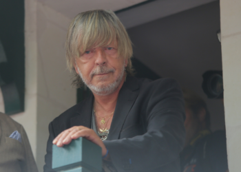 "Je me tape une…" : Renaud très diminué en plein concert, il dévoile un problème de santé, ses fans sous le choc 4 "Je me tape une…" : Renaud très diminué en plein concert, il dévoile un problème de santé, ses fans sous le choc « Je me tape une… » : Renaud très diminué en plein concert, il dévoile un problème de santé, ses fans sous le choc