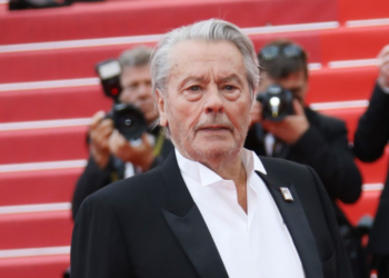 “Il a commencé à faire sa p*te” : les souvenirs amers du premier amour d’Alain Delon sur sa jeunesse débridée 12 “Il a commencé à faire sa p*te” : les souvenirs amers du premier amour d’Alain Delon sur sa jeunesse débridée “Il a commencé à faire sa p*te” : les souvenirs amers du premier amour d’Alain Delon sur sa jeunesse débridée