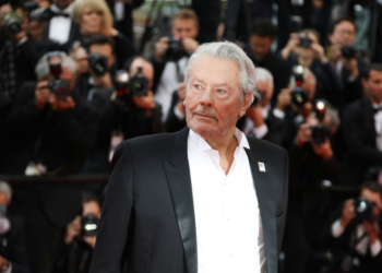 Alain Delon bise*uel ? Le malaise de son premier amour, "obligé de jouer les honteuses…" 5 Alain Delon bise*uel ? Le malaise de son premier amour, "obligé de jouer les honteuses…" Alain Delon bise*uel ? Le malaise de son premier amour, « obligé de jouer les honteuses… »