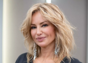 À 53 ans, Adriana Karembeu accepte la grâce de la cinquantaine avec un goût doux-amer : « ça fait mal »