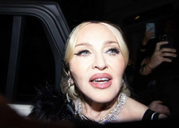 Madonna fait scandale en dévoilant des photos sulfureuses d’elle et du Pape François !