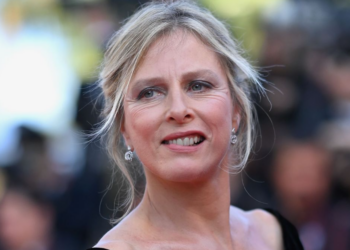 Karine Viard sur une civière : cette image effrayante de l'actrice après une chute au ski 15 Karine Viard sur une civière : cette image effrayante de l'actrice après une chute au ski Karine Viard sur une civière : cette image effrayante de l’actrice après une chute au ski