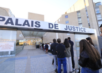 Vi*ls de Mazan : pourquoi l’une des avocates s’est mise à chantonner du Cabrel face à la cour interdite 17 Vi*ls de Mazan : pourquoi l’une des avocates s’est mise à chantonner du Cabrel face à la cour interdite Vi*ls de Mazan : pourquoi l’une des avocates s’est mise à chantonner du Cabrel face à la cour interdite