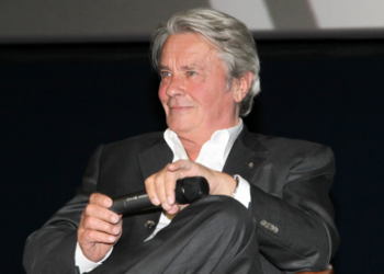 Alain Delon bisexuel : l’acteur attiré par "des mâles plutôt âgés" par ambition ? Déclaration choc de son biographe 15 Alain Delon bisexuel : l’acteur attiré par "des mâles plutôt âgés" par ambition ? Déclaration choc de son biographe Alain Delon bisexuel : l’acteur attiré par « des mâles plutôt âgés » par ambition ? Déclaration choc de son biographe