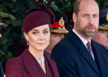 Kate et William dévoilent leur carte de vœux pour Noël : la photo risque de vous surprendre ! 8 Kate et William dévoilent leur carte de vœux pour Noël : la photo risque de vous surprendre ! Kate et William dévoilent leur carte de vœux pour Noël : la photo risque de vous surprendre !