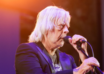 Renaud au plus mal ? Dénigré par un célèbre proche de Johnny, il lui répond et ça pique