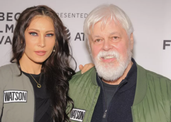 Paul Watson “libre” : qui est Yana, de 31 ans sa cadette, sa femme et mère de ses deux enfants ? 11 Paul Watson “libre” : qui est Yana, de 31 ans sa cadette, sa femme et mère de ses deux enfants ? Paul Watson “libre” : qui est Yana, de 31 ans sa cadette, sa femme et mère de ses deux enfants ?