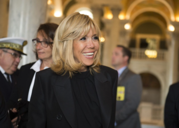 Brigitte Macron : Un Noël marqué par le deuil pour la Première Dame… 11 Brigitte Macron : Un Noël marqué par le deuil pour la Première Dame… Brigitte Macron : Un Noël marqué par le deuil pour la Première Dame…