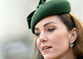 Kate Middleton contrariée de son bain de foule inattendu du 25 décembre ? Un témoin de la scène sort du silence 17 Kate Middleton contrariée de son bain de foule inattendu du 25 décembre ? Un témoin de la scène sort du silence Kate Middleton contrariée de son bain de foule inattendu du 25 décembre ? Un témoin de la scène sort du silence