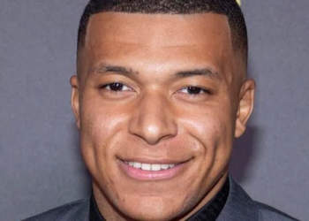 Kylian Mbappé : Après une année 2024 chahutée, à quoi ressemblent les vacances de la star du football français ? 16 Kylian Mbappé : Après une année 2024 chahutée, à quoi ressemblent les vacances de la star du football français ? Kylian Mbappé : Après une année 2024 chahutée, à quoi ressemblent les vacances de la star du football français ?