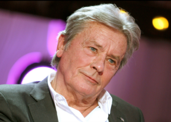 "Un salaud, un pourri" : cette très mauvaise rencontre d’Alain Delon qui restera secrète à jamais 8 "Un salaud, un pourri" : cette très mauvaise rencontre d’Alain Delon qui restera secrète à jamais « Un salaud, un pourri » : cette très mauvaise rencontre d’Alain Delon qui restera secrète à jamais