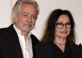 Pierre Arditi en couple avec Évelyne Bouix : ils sont voisins de palier, mais ne veulent pas vivre ensemble ! 9 Pierre Arditi en couple avec Évelyne Bouix : ils sont voisins de palier, mais ne veulent pas vivre ensemble ! Pierre Arditi en couple avec Évelyne Bouix : ils sont voisins de palier, mais ne veulent pas vivre ensemble !
