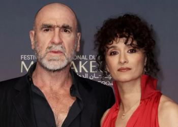 Éric Cantona et Rachida Brakni, amoureux enlacés : soleil et sable blanc pour célébrer la nouvelle année 1 Éric Cantona et Rachida Brakni, amoureux enlacés : soleil et sable blanc pour célébrer la nouvelle année Éric Cantona et Rachida Brakni, amoureux enlacés : soleil et sable blanc pour célébrer la nouvelle année