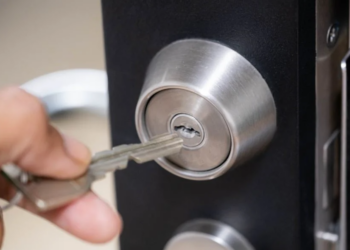 Pourquoi laisser la clé dans la porte la nuit est une mesure essentielle, selon cet expert