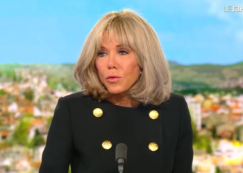 "Il ne le dit pas" : questionnée sur son mari, Brigitte Macron surprend par sa franchise au JT de TF1 9 "Il ne le dit pas" : questionnée sur son mari, Brigitte Macron surprend par sa franchise au JT de TF1 « Il ne le dit pas » : questionnée sur son mari, Brigitte Macron surprend par sa franchise au JT de TF1
