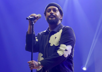 Slimane accusé d’agre*sion se*uelle : attaqué par Nagui, il tient sa revanche en plein concert 17 Slimane accusé d’agre*sion se*uelle : attaqué par Nagui, il tient sa revanche en plein concert Slimane accusé d’agre*sion se*uelle : attaqué par Nagui, il tient sa revanche en plein concert