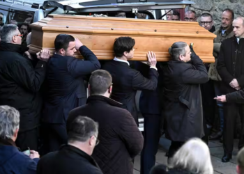 Obsèques de Jean-Marie le Pen : ses filles et son clan, abattus et unis dans la douleur, lui disent adieu (Photos) 3 Obsèques de Jean-Marie le Pen : ses filles et son clan, abattus et unis dans la douleur, lui disent adieu (Photos) Obsèques de Jean-Marie le Pen : ses filles et son clan, abattus et unis dans la douleur, lui disent adieu (Photos)