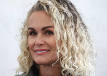 « C’est la deuxième mort de Johnny » : Laeticia Hallyday brisée d’avoir perdu sa maison partie en fumée