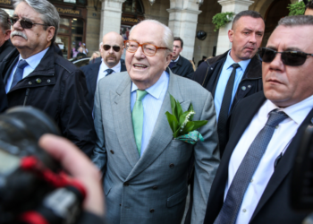 Mort de Jean-Marie Le Pen : une violente “altercation” entre sa fille et un prêtre “intégriste” à l’hôpital 17 Mort de Jean-Marie Le Pen : une violente “altercation” entre sa fille et un prêtre “intégriste” à l’hôpital Mort de Jean-Marie Le Pen : une violente “altercation” entre sa fille et un prêtre “intégriste” à l’hôpital
