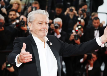 Alain Delon : clichés « de partouzes », l’acteur « nu avec des couples… », ces photos compromettantes qui l’auraient rendu fou