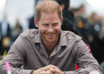 Les cheveux du prince Harry ont subi une petite transformation : regardez !