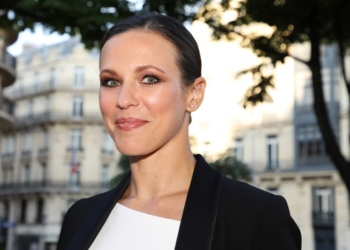 Les Enfoirés 2025 : scène surréaliste entre Lorie et Jenifer, on a frôlé la catastrophe