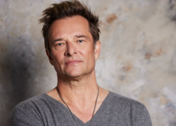 La fille cadette de David Hallyday, Emma Smet, « prête à convoler » ! Sa grand-mère Sylvie Vartan glisse une belle révélation