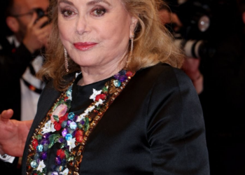 Catherine Deneuve victime d’un AVC pas sans séquelle : elle se livre sur son combat pour en venir à bout 15 Catherine Deneuve victime d’un AVC pas sans séquelle : elle se livre sur son combat pour en venir à bout Catherine Deneuve victime d’un AVC pas sans séquelle : elle se livre sur son combat pour en venir à bout