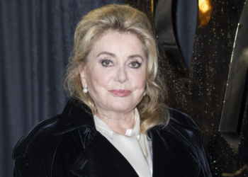 “Enlever la laisse” : Catherine Deneuve dérangée en pleine interview, l’identité de son interlocutrice laisse pantois 11 “Enlever la laisse” : Catherine Deneuve dérangée en pleine interview, l’identité de son interlocutrice laisse pantois “Enlever la laisse” : Catherine Deneuve dérangée en pleine interview, l’identité de son interlocutrice laisse pantois