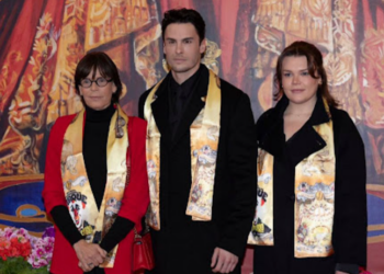 Stéphanie de Monaco entourée de ses enfants et de Stéphane Bern pour lancer le Festival International du Cirque 15 Stéphanie de Monaco entourée de ses enfants et de Stéphane Bern pour lancer le Festival International du Cirque Stéphanie de Monaco entourée de ses enfants et de Stéphane Bern pour lancer le Festival International du Cirque