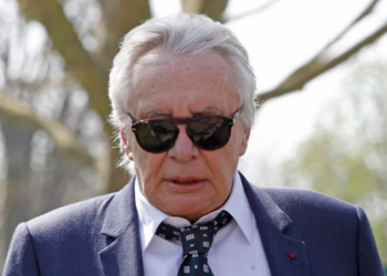 Michel Sardou retraité : il profite de sa nouvelle vie dans l’un des plus beaux villages de France, il a tout vendu pour y parvenir