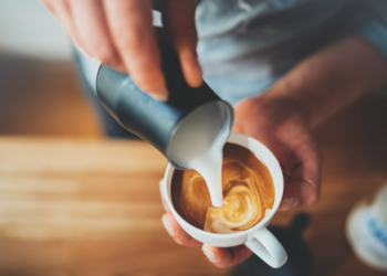 Peut-on encore boire du café au lait ? Les experts répondent…