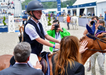Carla Bruni et Nicolas Sarkozy : “mes parents travaillent dur…”, leur fille Giulia montre les crocs