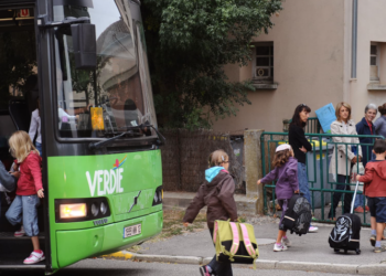 Un chauffeur de car scolaire licencié pour avoir déposé les enfants devant chez eux