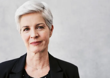 Coiffure cheveux blancs : ces coupes pour cheveux courts sont idéales pour « rajeunir le visage de 10 ans » après 60 ans