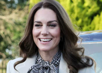 Kate Middleton attendrie par une petite fille, elle fait une entorse au protocole 14 Kate Middleton attendrie par une petite fille, elle fait une entorse au protocole Kate Middleton attendrie par une petite fille, elle fait une entorse au protocole