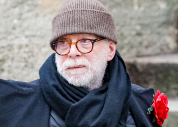 "J’étais seul avec toi quand tu as cessé de respirer" : le discours déchirant de Thomas Stern aux obsèques de sa femme, Catherine Laborde 6 "J’étais seul avec toi quand tu as cessé de respirer" : le discours déchirant de Thomas Stern aux obsèques de sa femme, Catherine Laborde « J’étais seul avec toi quand tu as cessé de respirer » : le discours déchirant de Thomas Stern aux obsèques de sa femme, Catherine Laborde