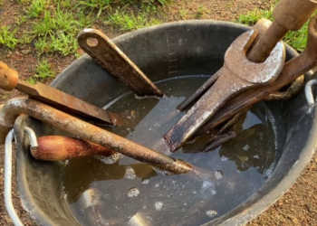 L’astuce la plus efficace pour éliminer la rouille des objets métalliques en seulement 5 minutes 4 L’astuce la plus efficace pour éliminer la rouille des objets métalliques en seulement 5 minutes L’astuce la plus efficace pour éliminer la rouille des objets métalliques en seulement 5 minutes